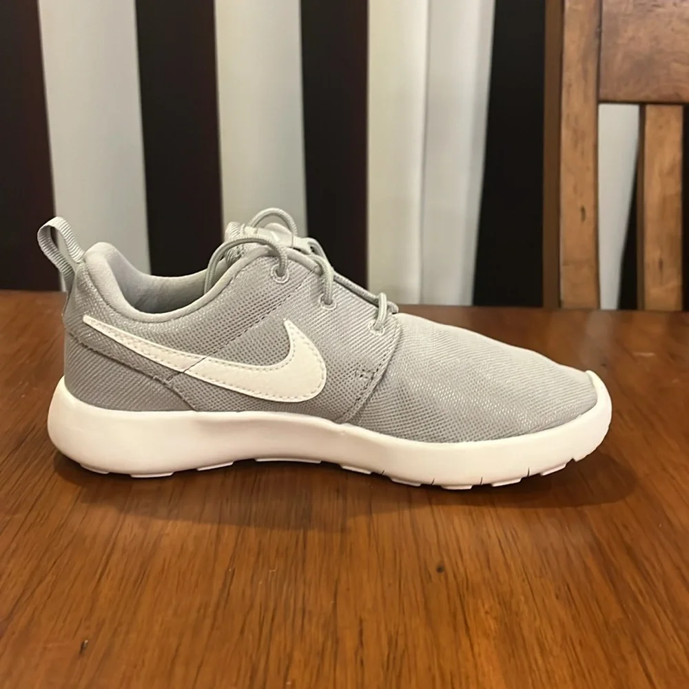 Nike Rosherun Roshe One Shoes Sneakers 749427 033 new Youth Boys Girls Size 2.5Y